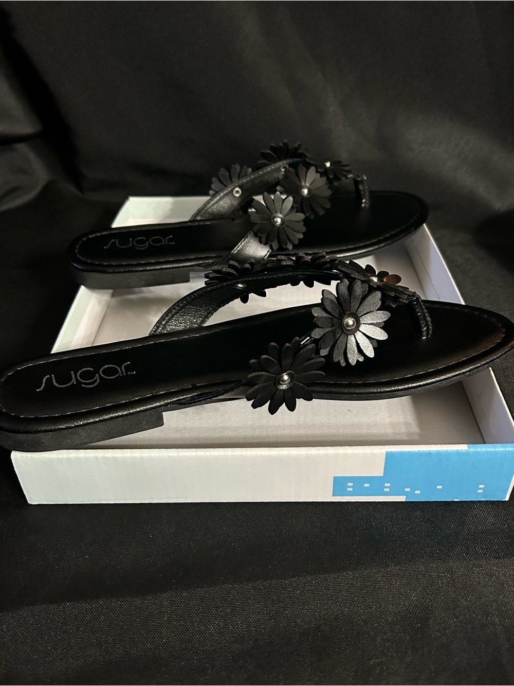 Sugar Finesse Women’s Black Daisy Floral Thong Sandals SZ 9 BNIB - Picture 6 of 14